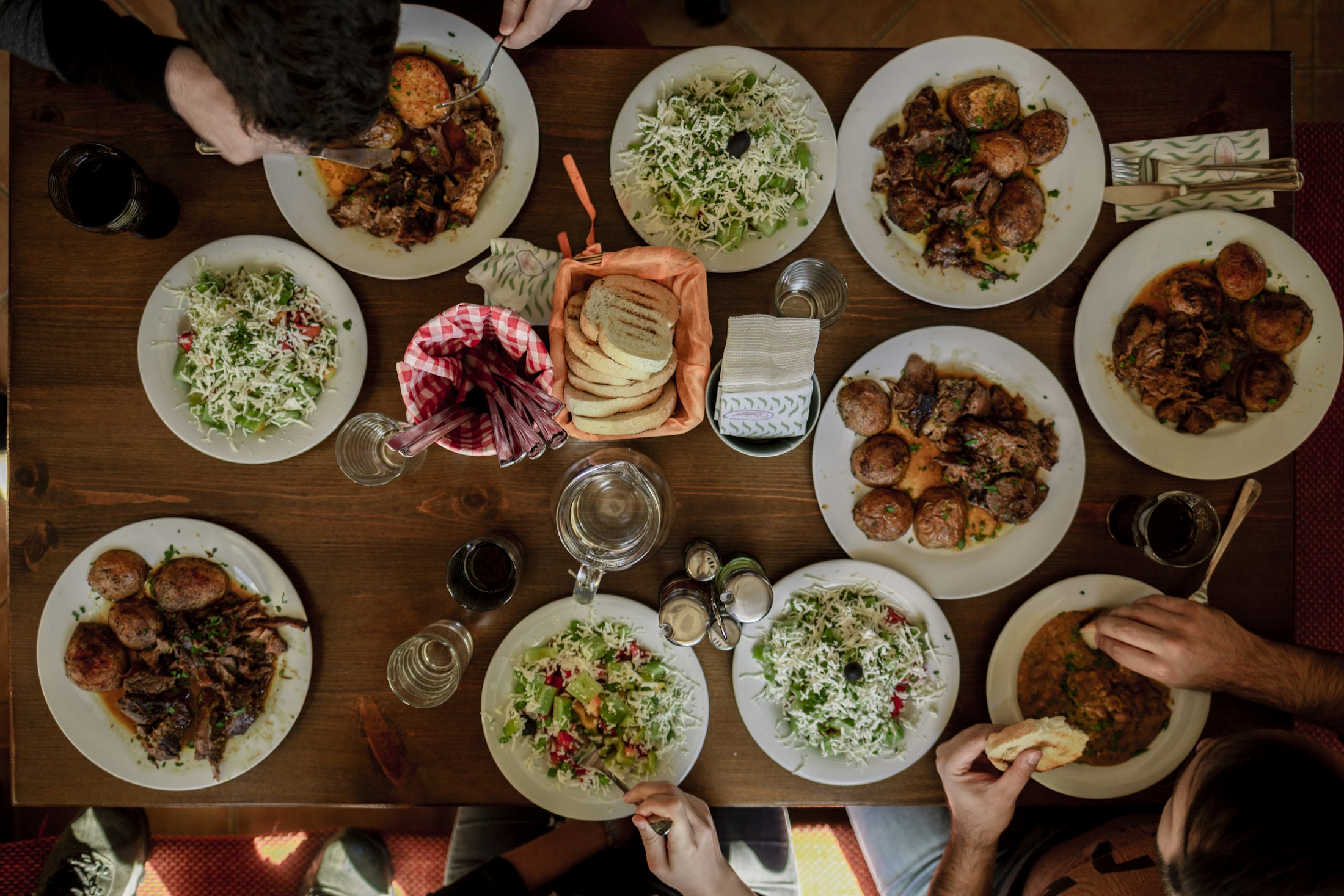 Une table conviviale garnie de plats et de salades à partager.
